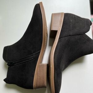 Time and Tru Black Ankle Boots with Sleek Design
